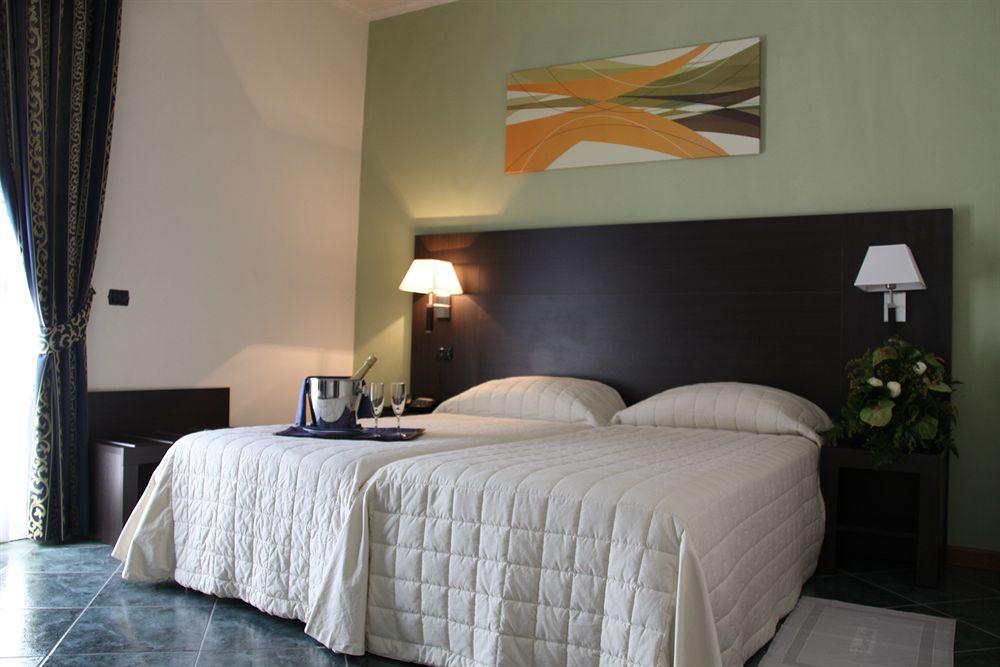 Hotel Palacavicchi Чампино Екстериор снимка