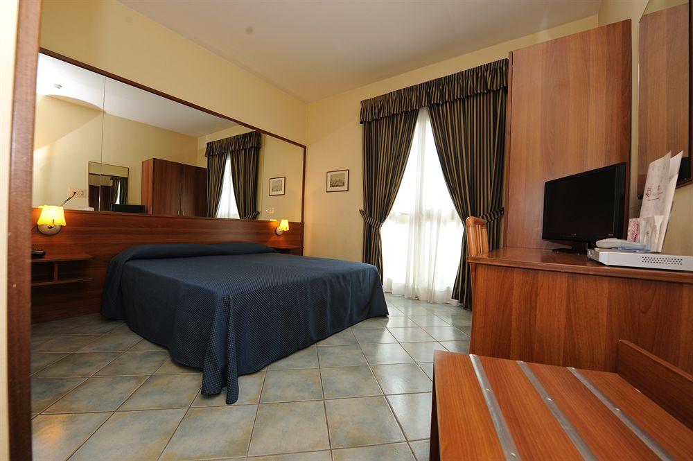 Hotel Palacavicchi Чампино Екстериор снимка