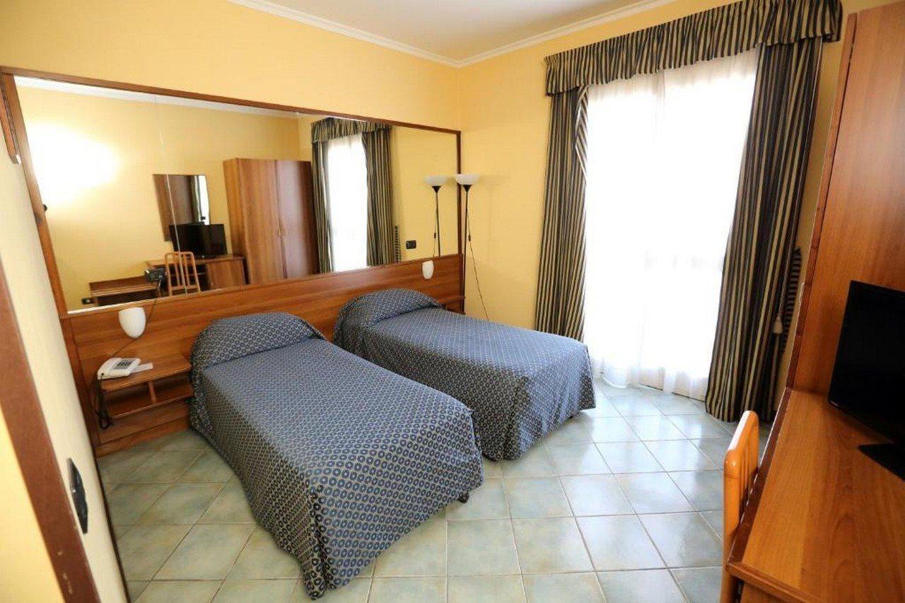 Hotel Palacavicchi Чампино Екстериор снимка
