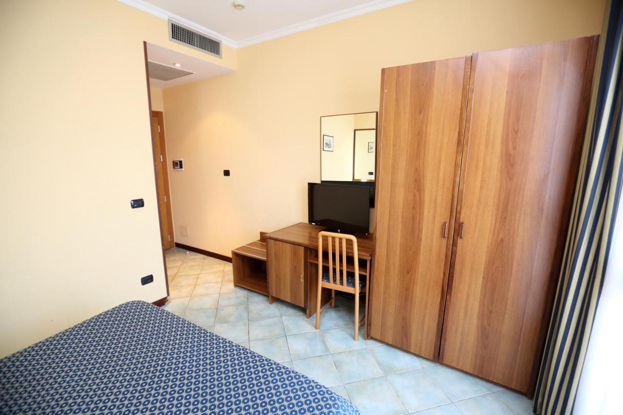Hotel Palacavicchi Чампино Екстериор снимка
