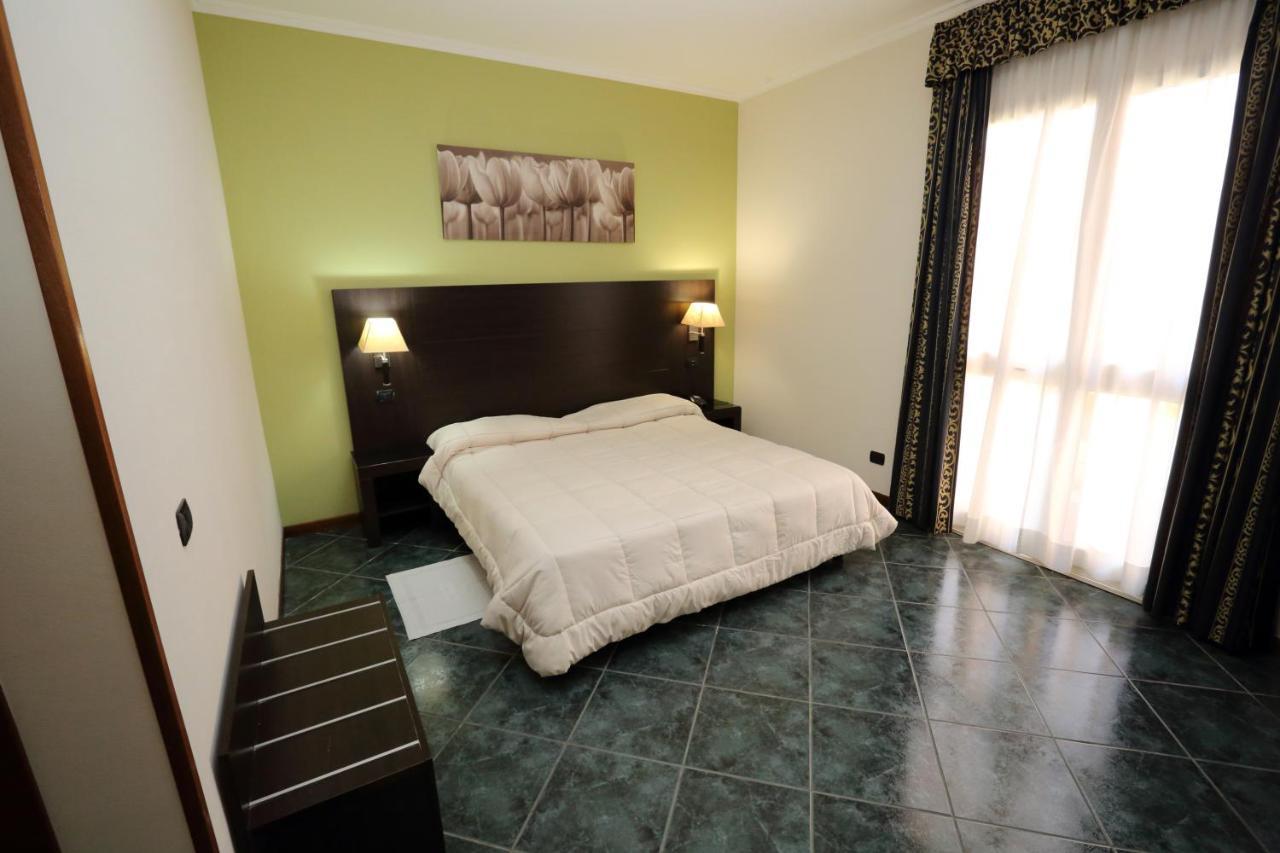Hotel Palacavicchi Чампино Екстериор снимка