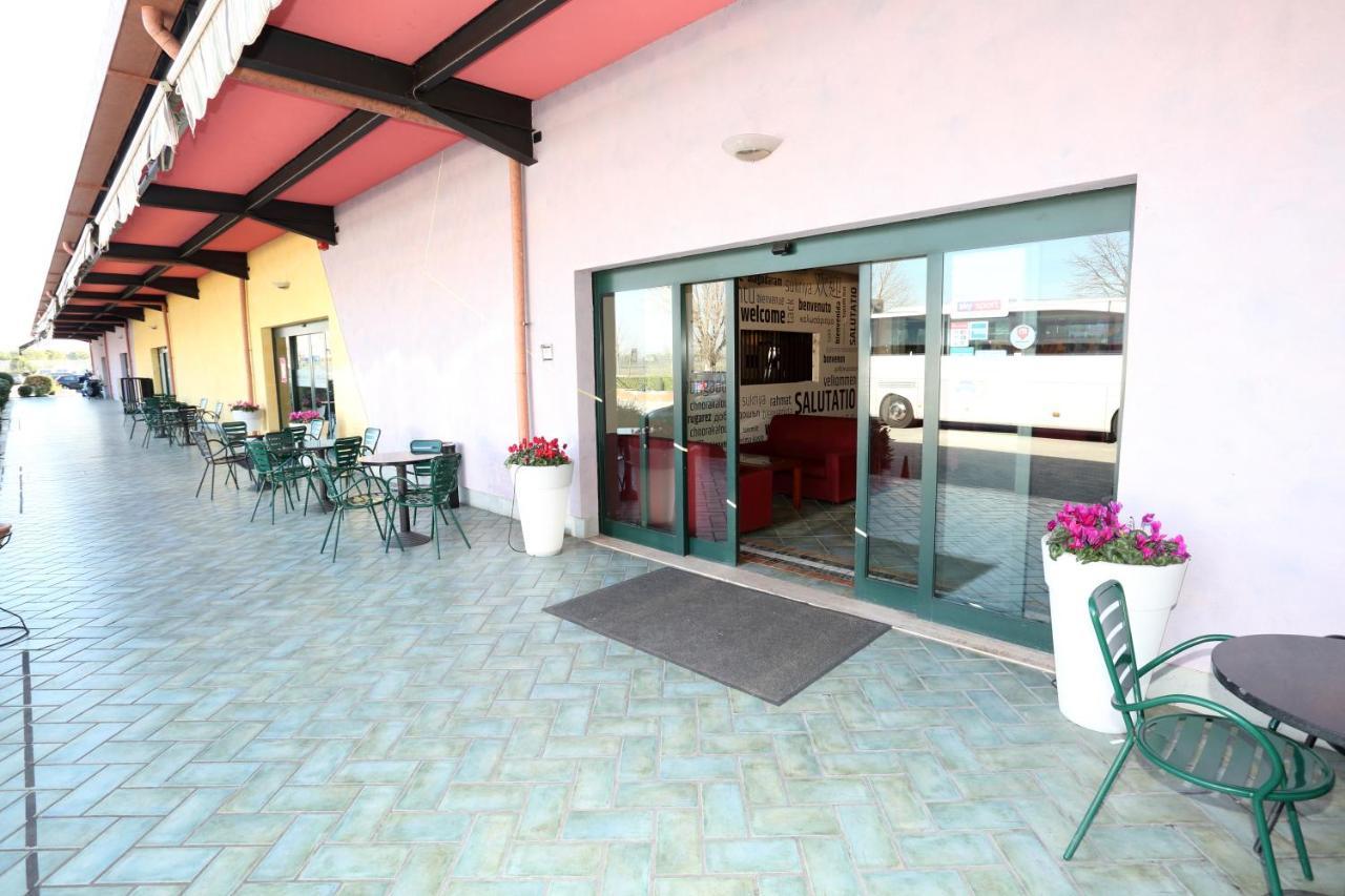 Hotel Palacavicchi Чампино Екстериор снимка