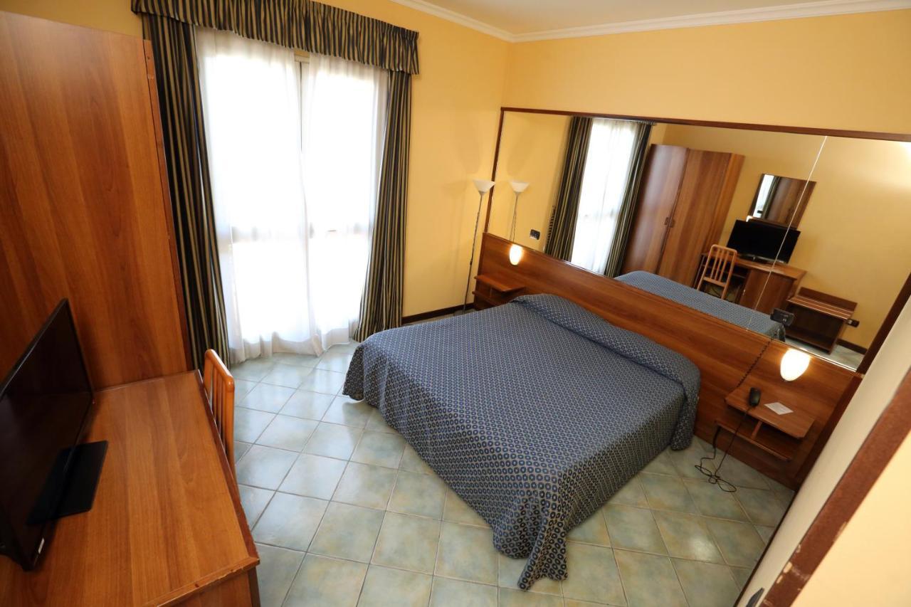 Hotel Palacavicchi Чампино Екстериор снимка