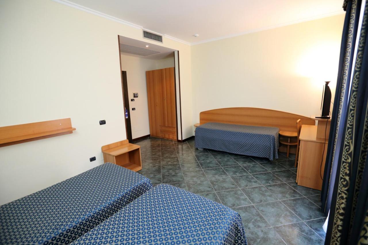 Hotel Palacavicchi Чампино Екстериор снимка