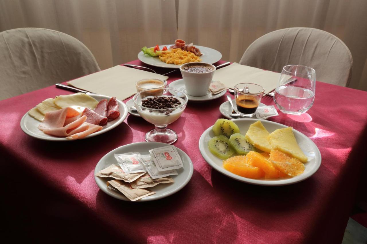 Hotel Palacavicchi Чампино Екстериор снимка