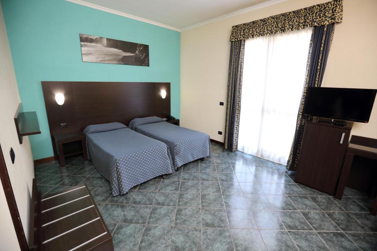 Hotel Palacavicchi Чампино Екстериор снимка