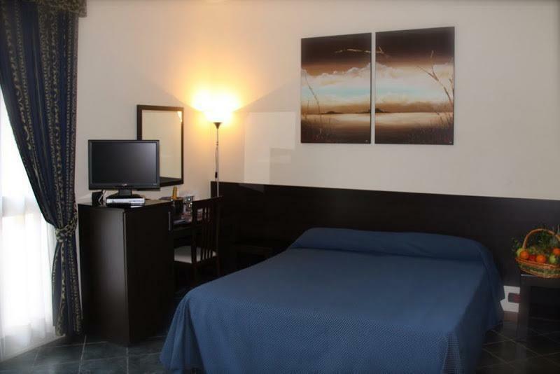 Hotel Palacavicchi Чампино Екстериор снимка